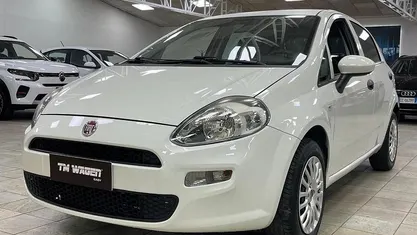 Giallo Usata 2015 Fiat Punto Lounge Tre volumi | 5900 € (Buon prezzo)
