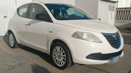 Usata Lancia Ypsilon 69 CV (50 kW) 2012 Bianco Utilitaria