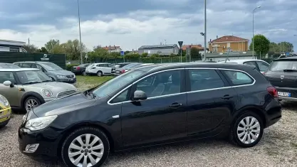 Usata Opel Astra 140 CV (102 kW) 2012 Nero Station wagon