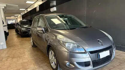Usata Renault Scénic III Luxe 110 CV (80 kW) 2011 Monovolume