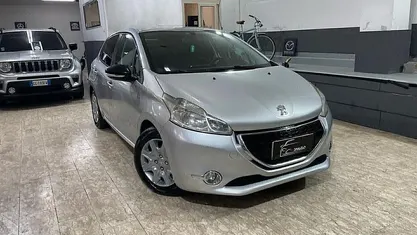 Grigio Usata 2012 Peugeot 208 Allure Due volumi | 4500 € (Buon prezzo)