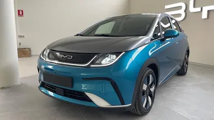 Nuova BYD Dolphin Design 64 kW (88 CV) 2025 Jet black + atlantis grey Utilitaria