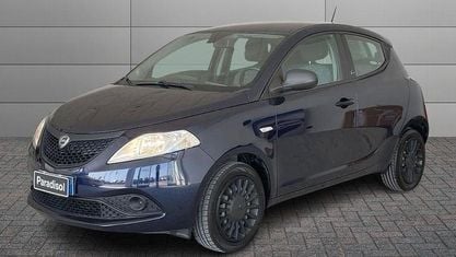 Begagnad Lancia Ypsilon 69 HK (50 kW) 2021 Blå Halvkombi