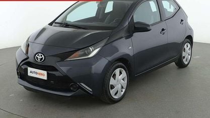 Begagnad Toyota Aygo X-play 70 HK (51 kW) 2017 Grå Halvkombi