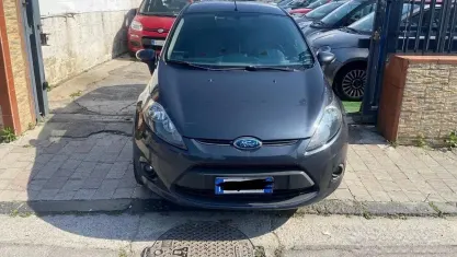 Usata Ford Fiesta 68 CV (50 kW) 2010 Grigio Berlina