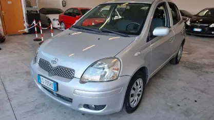 Usata Toyota Yaris 75 CV (55 kW) 2005 Argento Berlina