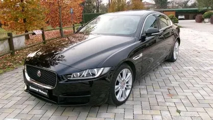 Begagnad Jaguar XE Prestige 180 HK (132 kW) 2019 Svart Sedan