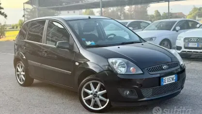 Usata Ford Fiesta 90 CV (66 kW) 2006 Nero Utilitaria
