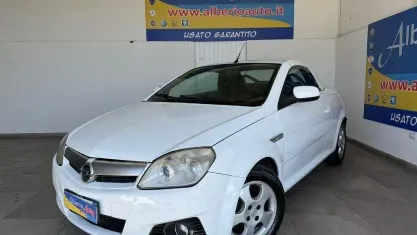 Usata Opel Tigra Sport 69 CV (50 kW) 2005 Bianco Cabrio