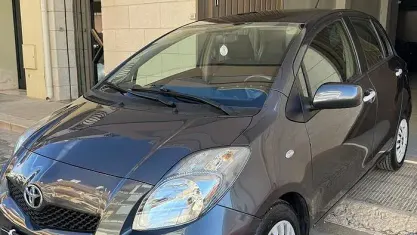 Usata Toyota Yaris Sol 90 CV (66 kW) 2010 Grigio Utilitaria