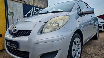 Grigio Usata 2009 Toyota Yaris Tre volumi | 3999 € (Buon prezzo)