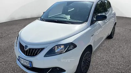 Usata Lancia Ypsilon Gold 70 CV (51 kW) 2023 Bianco Utilitaria