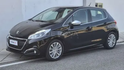 Usata Peugeot 208 Allure 82 CV (60 kW) 2018 Nero Utilitaria