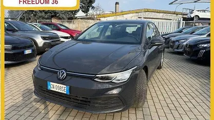 Usata VW Golf VIII Life 110 CV (80 kW) 2023 Grigio Utilitaria