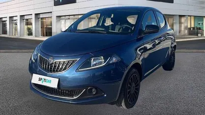 Begagnad Lancia Ypsilon Silver 69 HK (50 kW) 2021 Blå Halvkombi