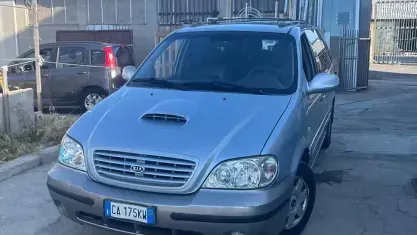 Usata Kia Carnival Comfort 145 CV (106 kW) 2003 Grigio Monovolume