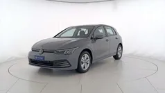 Moonstone grey Usata 2023 VW Golf VIII Life Tre volumi | 23.900 € (Ottimo prezzo)