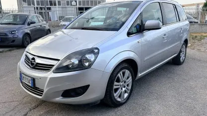 Usata Opel Zafira 150 CV (110 kW) 2012 Grigio Monovolume