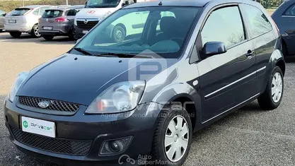 Usata Ford Fiesta Ghia 75 CV (55 kW) 2007 Grigio Utilitaria