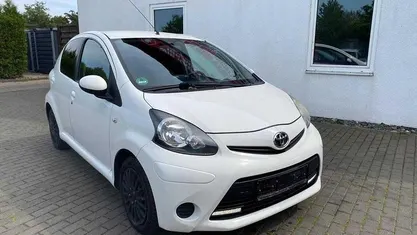 Bianco Usata 2013 Toyota Aygo Due volumi | 5399 € (Buon prezzo)