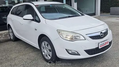 Usata Opel Astra Cosmo 140 CV (102 kW) 2012 Bianco Station wagon