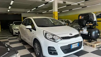 Bianco Usata 2016 Kia Rio Active Due volumi | 6990 € (Buon prezzo)