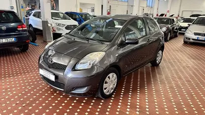 Grigio Usata 2009 Toyota Yaris Luxury Tre volumi | 3700 € (Buon prezzo)