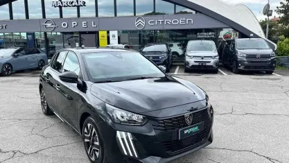 Usata Peugeot 208 Allure 101 CV (74 kW) 2025 Nero Utilitaria