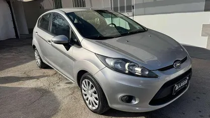 Grigio Usata 2011 Ford Fiesta Titanium Tre volumi | 4700 € (Buon prezzo)