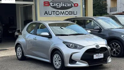 Argento Usata 2025 Toyota Yaris Hybrid Business Edition Tre volumi | 19.899 € (Ottimo prezzo)
