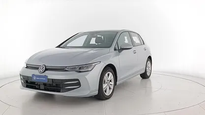 Usata VW Golf VIII Life 116 CV (85 kW) 2025 Dolomite silver metallizzato Berlina