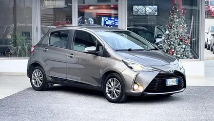 Marrone Usata 2017 Toyota Yaris Hybrid Tre volumi | 10.700 € (Buon prezzo)