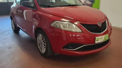 Usata Lancia Ypsilon 69 CV (50 kW) 2016 Rosso Utilitaria
