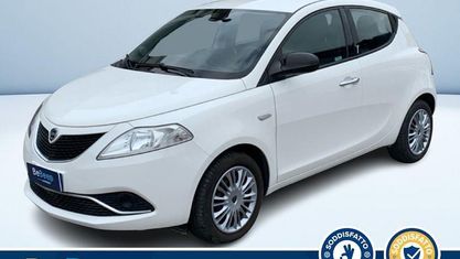Usado Lancia Ypsilon Silver 69 CV (50 kW) 2017 Plateado Utilitario
