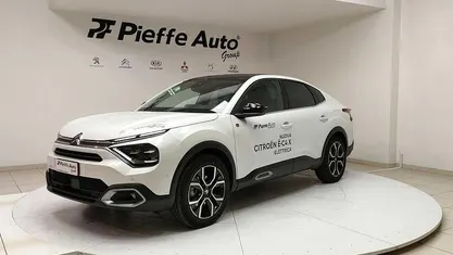 Pearl white perlat Usata 2023 Citroën e-C4 Shine Tre volumi | 23.900 € (Buon prezzo)