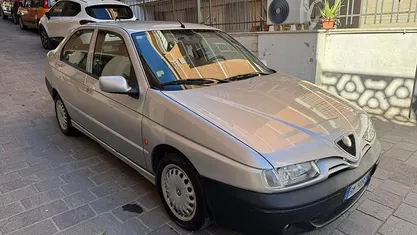 Usata Alfa Romeo 146 104 CV (76 kW) 2000 Gray Utilitaria