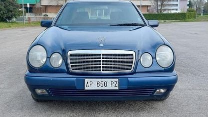Usata Mercedes E200 Classic 136 CV (100 kW) 1997 Blu Berlina