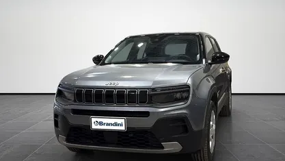 Usata Jeep Avenger Altitude 101 CV (74 kW) 2025 Grigio medio met. / tetto nero SUV