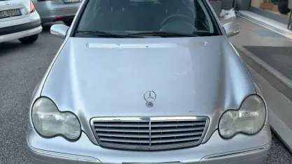 Usata Mercedes C220 Avantgarde 143 CV (105 kW) 2003 Grigio Berlina