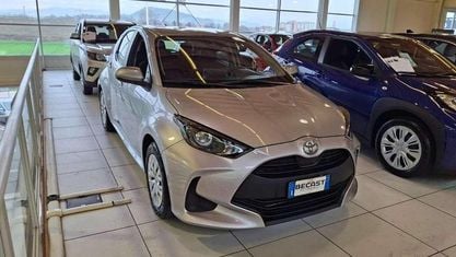 Begagnad Toyota Yaris Hybrid Active 92 HK (67 kW) 2024 Silver Sedan