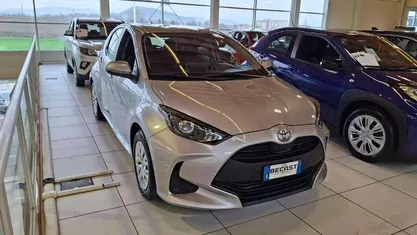 Brugt Toyota Yaris Hybrid Active 92 HK (67 kW) 2024 Sølv Sedan