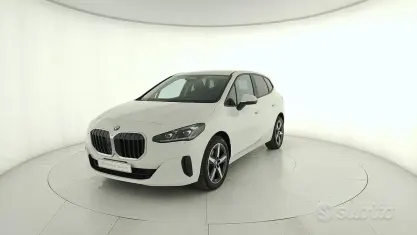Begagnad BMW 218 Active Tourer Luxury Line 150 HK (110 kW) 2023 Vit Minibuss