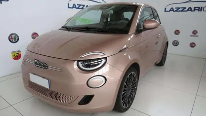 Usata Fiat 500e La Prima 86 kW (118 CV) 2023 Rosa gold Berlina