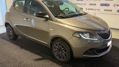 Begagnad Lancia Ypsilon Gold 70 HK (51 kW) 2023 Grå Halvkombi