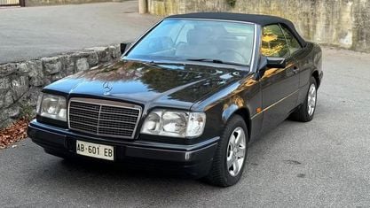 Usata Mercedes E200 136 CV (100 kW) 1994 Nero Cabrio
