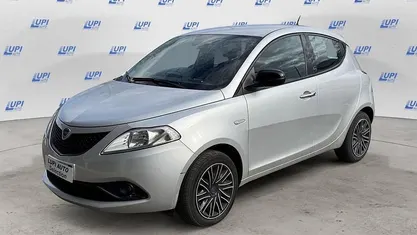 Usata Lancia Ypsilon Gold 70 CV (51 kW) 2021 Argento Utilitaria