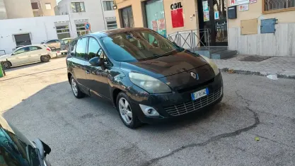 Usata Renault Scénic III 110 CV (80 kW) 2011 Bluazzurro Monovolume