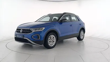Usata VW T-Roc Life 110 CV (80 kW) 2023 Ravenna blue metallizzato nero SUV