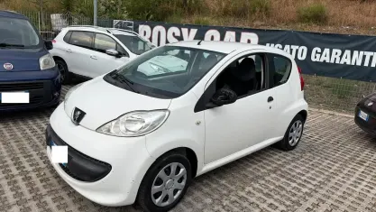Usata Peugeot 107 68 CV (50 kW) 2008 Bianco Utilitaria