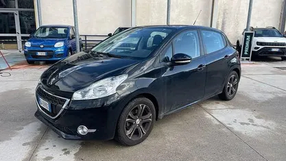 Usata Peugeot 208 Active 68 CV (50 kW) 2014 Nero Utilitaria